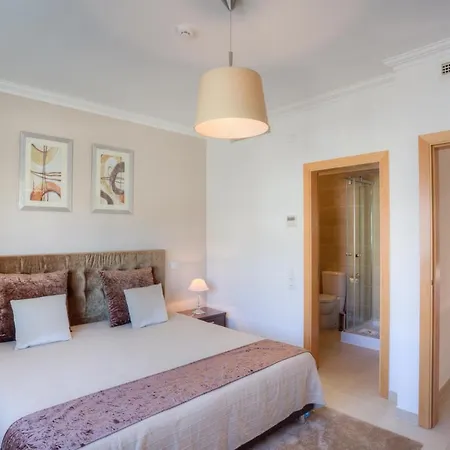 Ferrel Town House Sleeps 6 With Pool And Air Con
